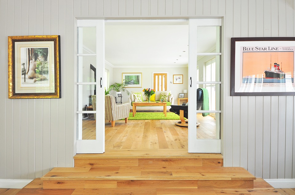 drevená podlaha a otvorené dvere