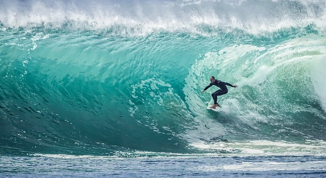 surfista vo vlnách.jpg