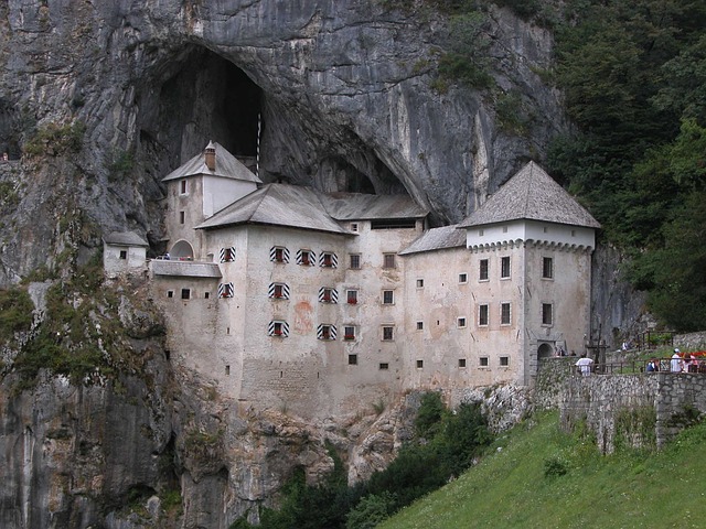 jaskyňa hrad Predjama.jpg