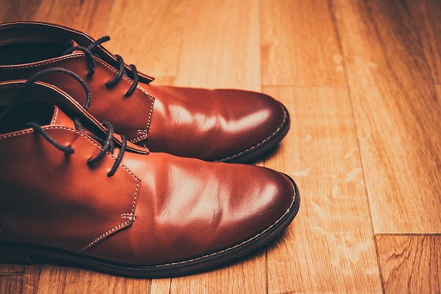 Pánske hnedé topánky, drevená podlaha.jpg